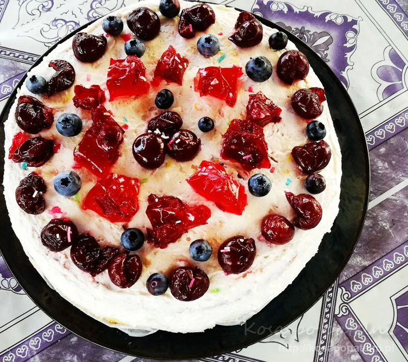 Tort z bitą śmietaną i wiśniami