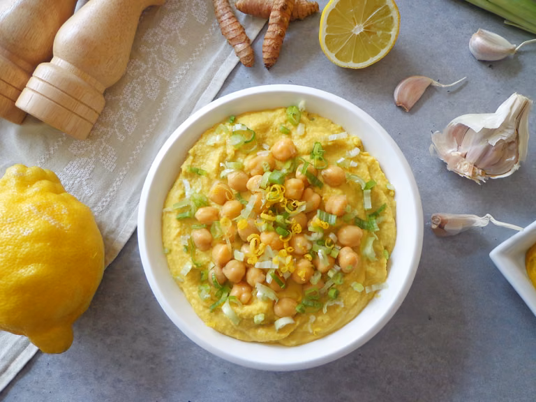 Hummus z musztardą i dymką