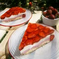 Sernik na zimno z truskawkami i białą czekoladą