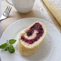 Lekka rolada z jagodami i białym serem