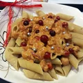 KURCZAK W SOSIE ŻURAWINOWYM Z MAKARONEM