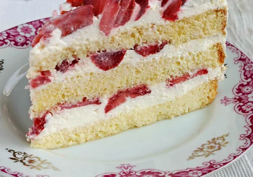 tort z bitą śmietaną , mascarpone i truskawkami