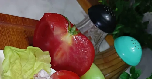 Surówka z cebuli i pomidorów w śmietanie