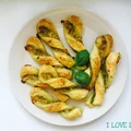 Paluchy z ciasta francuskiego z pesto i serem