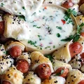 Pieczony camembert z paróweczkami w cieście francuskim