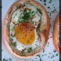 Jajko zapiekane w bułce z szynką i mozzarellą