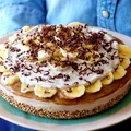 Sernik z karmelem i bananem.