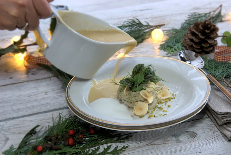 Zupa z pieczonych boczniaków z puree z topinamburu, śmietana wędzona szyszką, pistacje