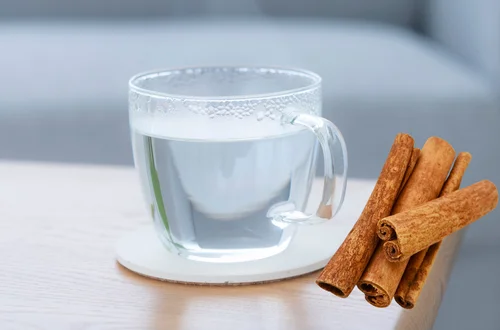 Włóż laskę cynamonu do gorącej wody! Nikt nie spodziewa się, jak działa ten prosty trik