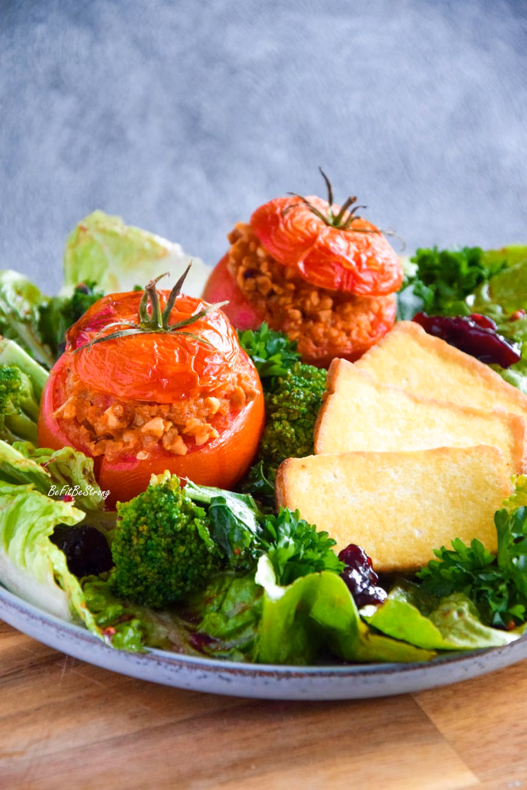 Nadziewane pomidory na sałatce z brokułu, jarmużu i wędzonego tofu - Be Fit Be Strong