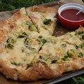 Pizza orkiszowa z brokułem i serami