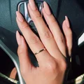Długie, klasyczne paznokcie