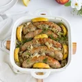 Biała kiełbasa pieczona z cebulą i jabłkiem w piwie