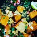 Pieczony kalafior z dynia, z czarną soczewicą, sosem curry i granatem.