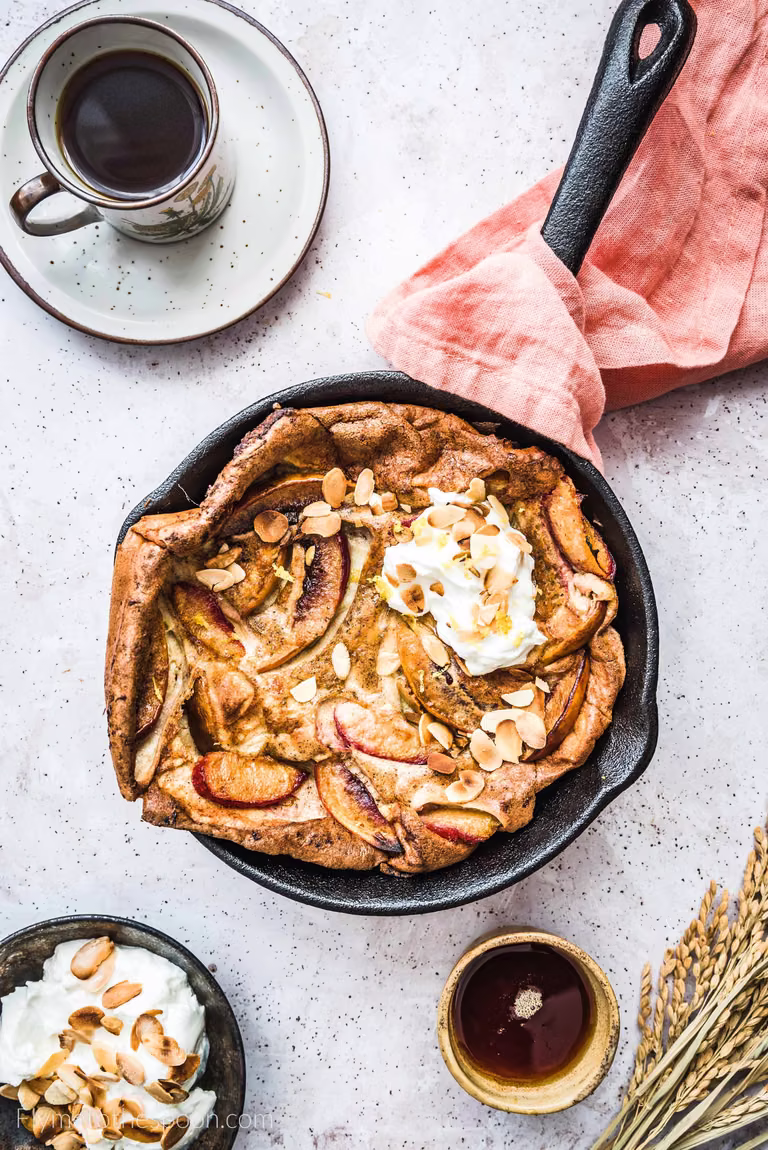 Dutch baby z brzoskwiniami i palonym masłem