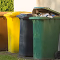 Rachunki za śmieci w górę przez system kaucyjny? Pierwsze gminy już podnoszą stawki!