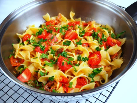 TAGLIATELLE Z SZYNKĄ I POMIDORAMI