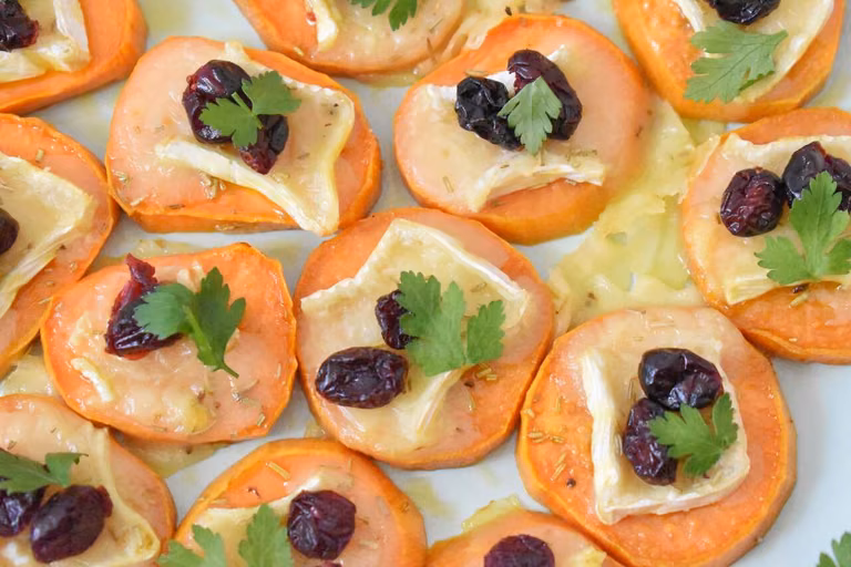 Pieczone bataty z serem brie i żurawiną