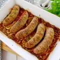 Biała kiełbasa pieczona z cebulą – prosty i sprawdzony przepis
