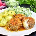 KOTLETY MIELONE Z PIECZARKAMI ZAPIEKANE W SOSIE POMIDOROWYM