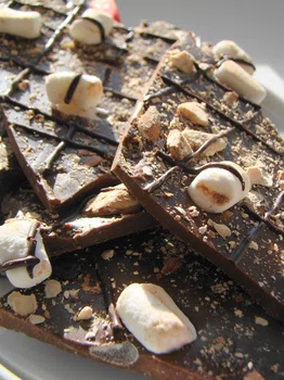 Domowa czekolada z żurawiną, pistacjami i orzechami