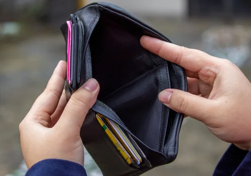 Tysiące polskich dzieci bez ważnego świadczenia. Oto kluczowy powód, przez który wiele rodzin traci wsparcie