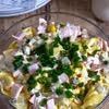 Sałatka z tortellini, porem i szynką