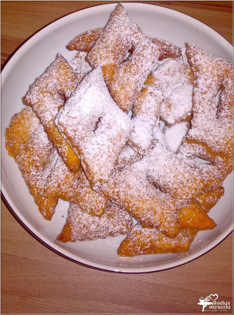 Faworki bez zawijania, czyli tzw. faworki trydenckie.