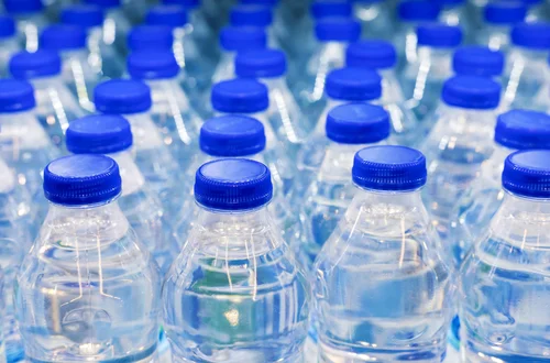 Czy można wyrzucić butelkę z kaucją do kosza na śmieci? Odpowiedź może Cię zaskoczyć!