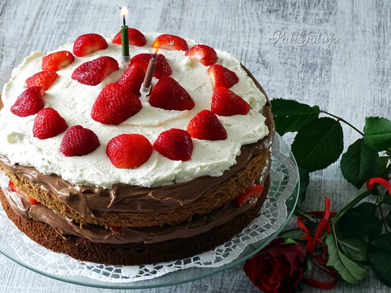 Naked cake z nutellą i truskawkami