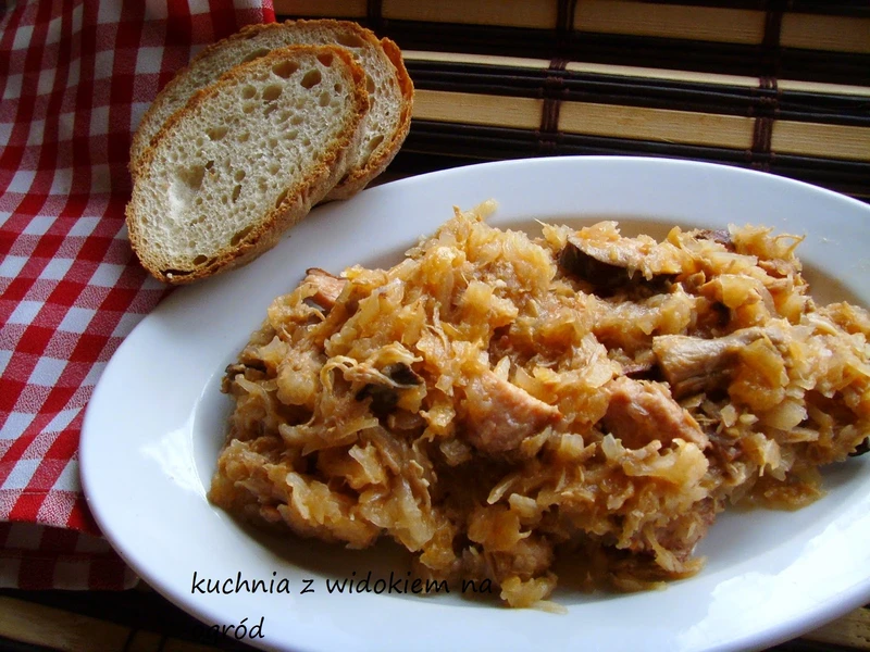 Bigos tradycyjny-polski z kapusty kiszonej i białej.