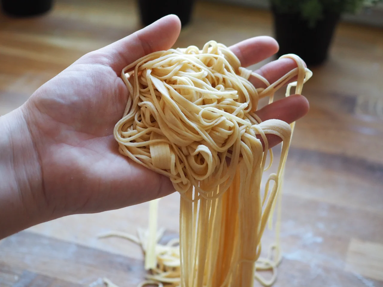 Domowy makaron spaghetti. Przepis krok po kroku