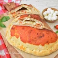 Włoskie calzone z szynką, serem i sosem pomidorowym