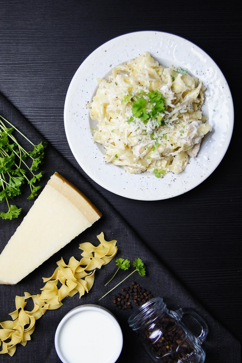 Lekki makaron alfredo z kurczakiem (6 składników)