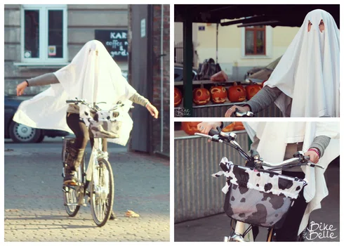 Stylowe duchy w mieście jeżdżą na rowerach Halloween