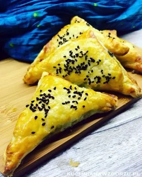 Pierogi z ciasta francuskiego ze szpinakiem i fetą