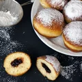 Pączki idealne (ze smażonymi wiśniami i cukrem pudrem)