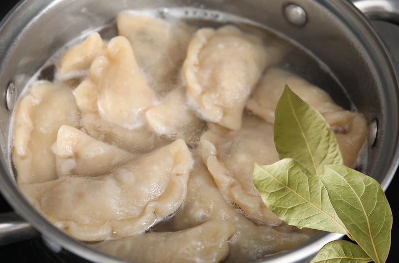 Wrzuciłam tę przyprawę do gotujących się pierogów! Podkręca ich smak o 180 stopni!