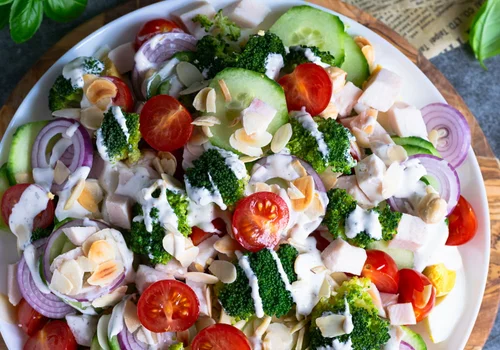 Sałatka z brokułem, wędzonym kurczakiem i migdałami