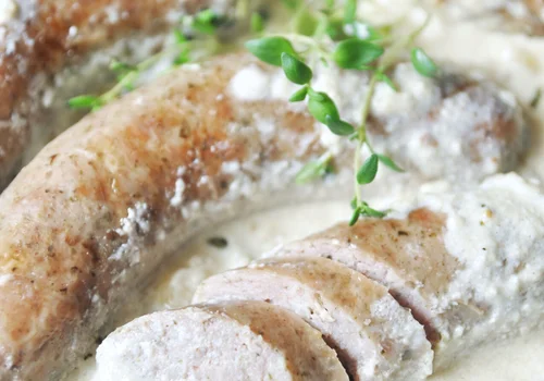 Biała kiełbasa pieczona w sosie chrzanowym