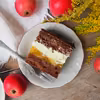 Czekoladowe ciasto z jabłkami i kremem budyniowym
