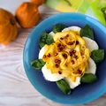 Marynowana cukinia z granatem i płatkami chili na carpaccio z mozzarelli