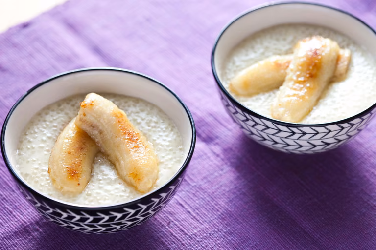 Kokosowy pudding z tapioki z karmelizowanym bananem