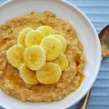 Owsianka z masłem orzechowym i bananem