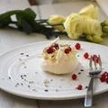 mini Pavlova z kremem z marakui i czerwoną porzeczką