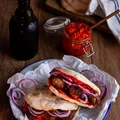 Ćevapi z ajwarem w chlebku pita