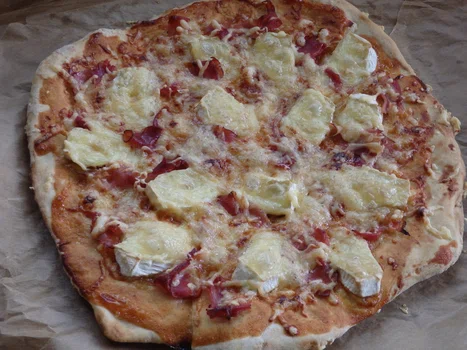 Pizza z camembertem i szynką dojrzewającą