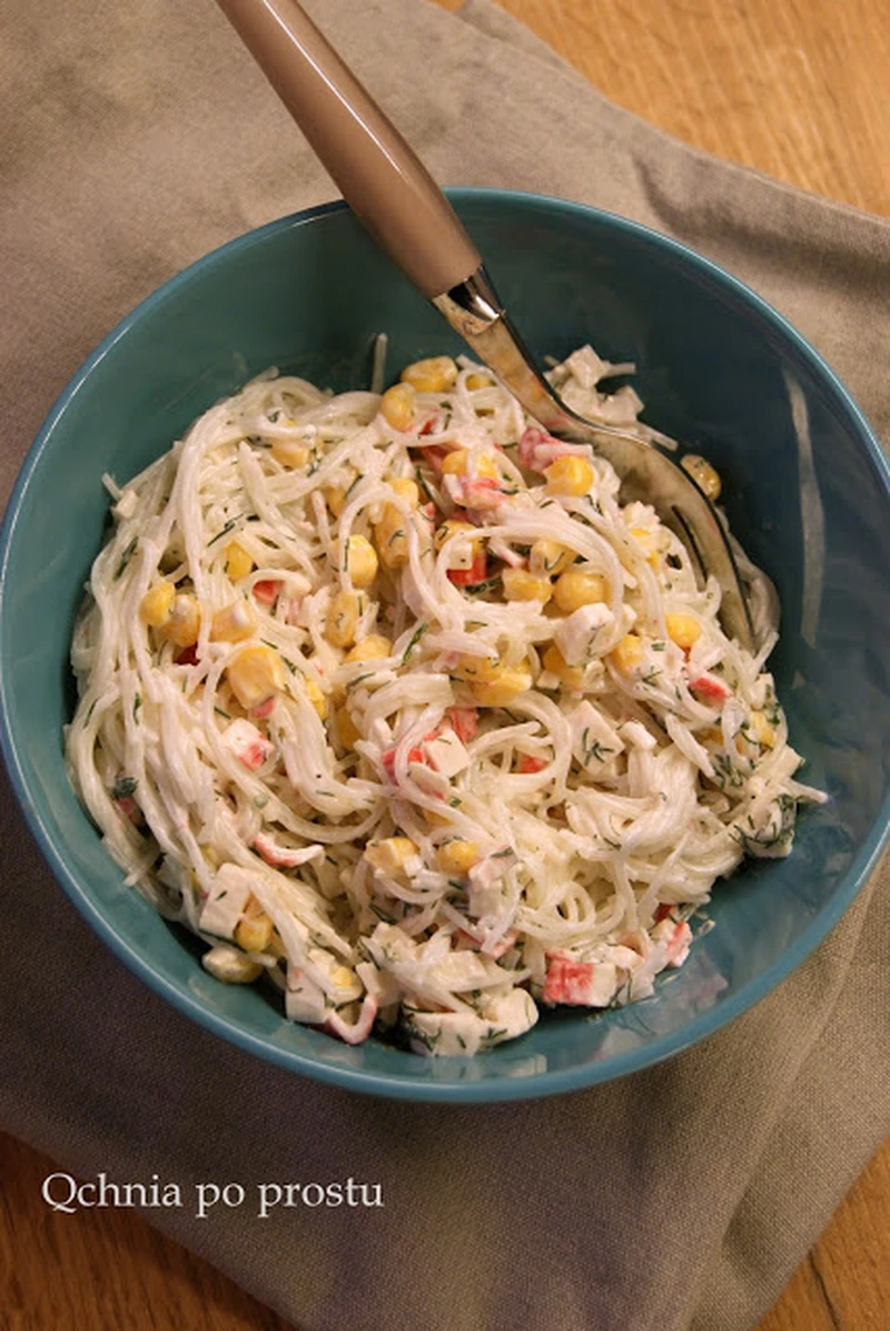 Sałatka z makaronu ryżowego i paluszków surimi