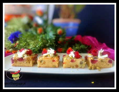 Blondie z pistacjami i malinami