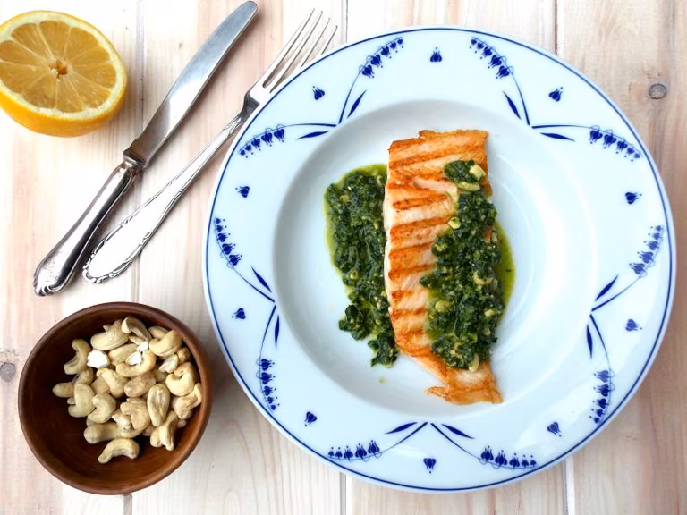 GRILLOWANY ŁOSOŚ Z PIETRUSZKOWYM PESTO